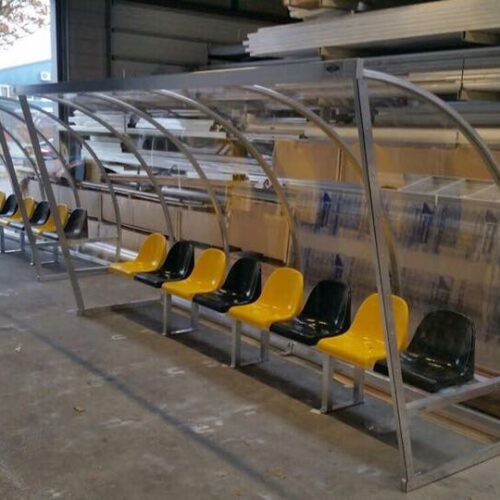 Dugout voetbal model 150 66 Dugouts met kuipstoelen, lengte 4 meter, gereed voor transport naar de klant.